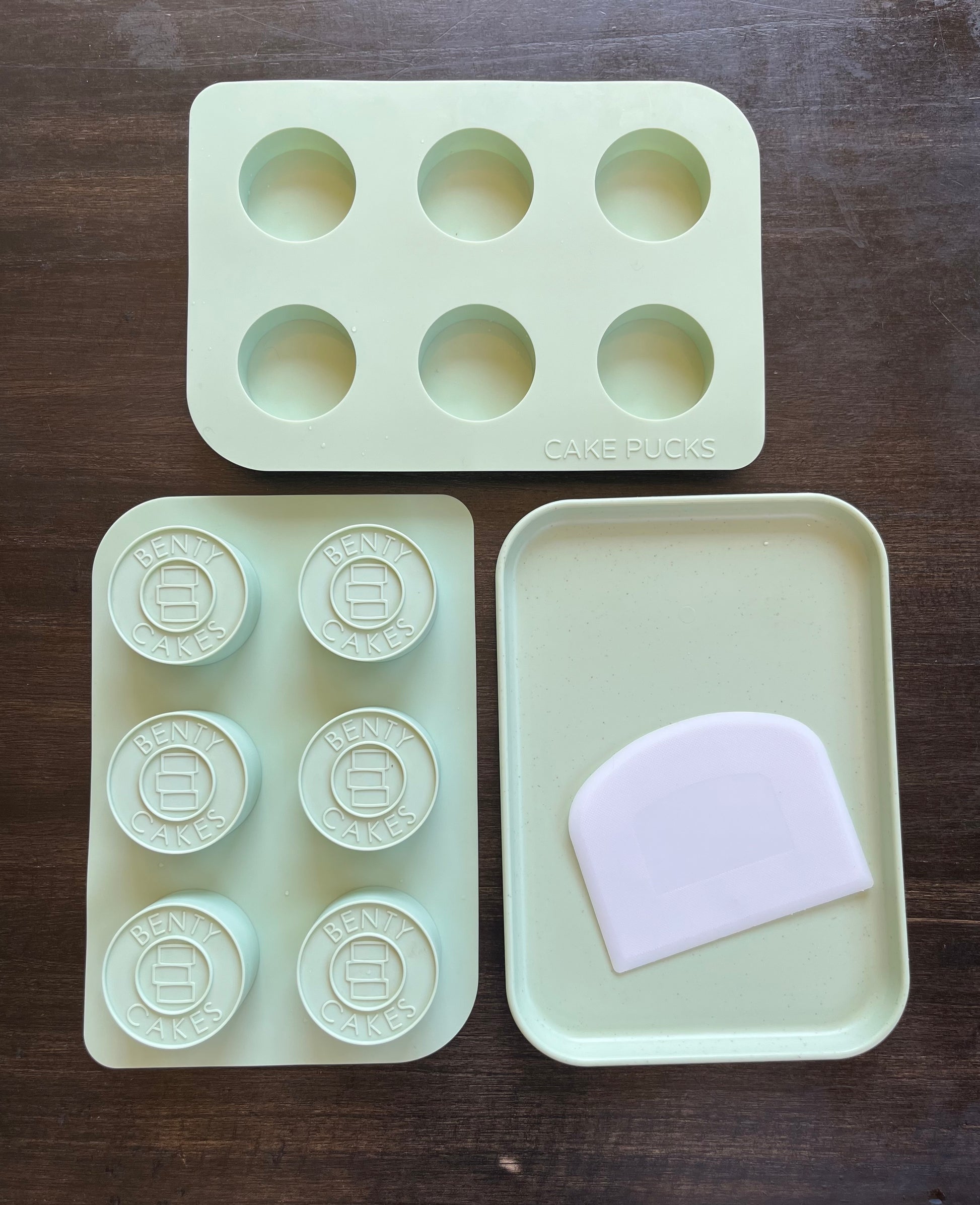  Benty Cakes The Original Cake Puck Mold Set – It's not a Pop,  it's a Puck! The Easier Way to Make Chocolate Covered Desserts – BPA Free  Silicone-Includes 2 Molds,1 Plastic